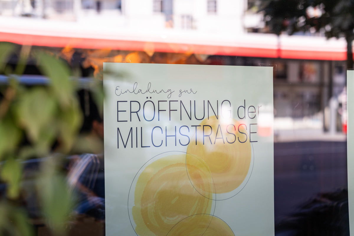Einladung zur Eröffnung der Milchstrasse – Plakat im Schaufenster